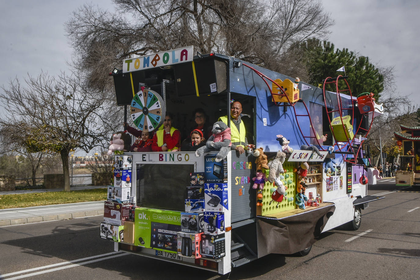 Fotos: Imágenes del desfile de artefactos del Carnaval de Badajoz