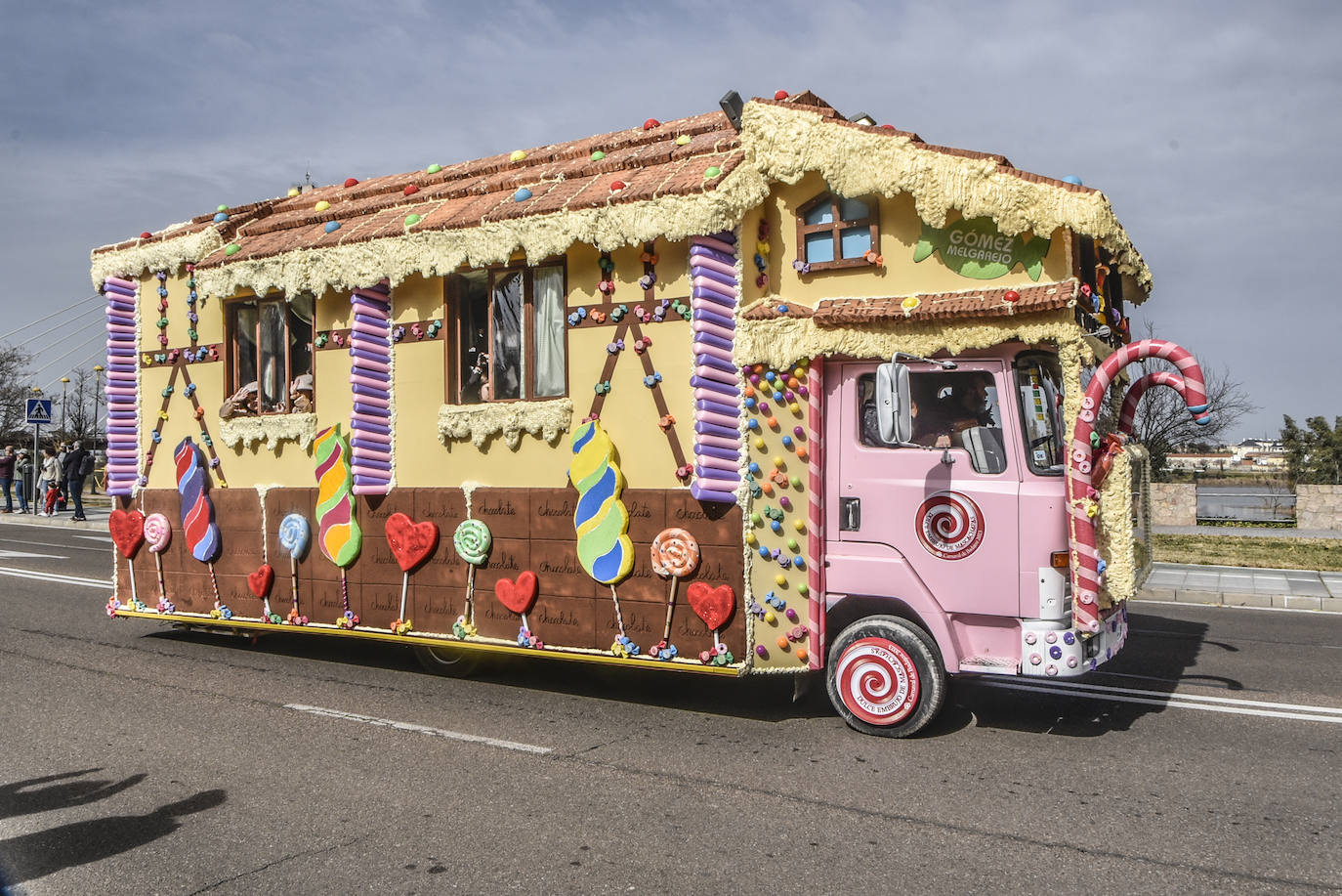 Fotos: Imágenes del desfile de artefactos del Carnaval de Badajoz