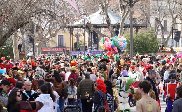 El paseo de San Francisco de Badajoz se ha llenado de público desde mediodía.