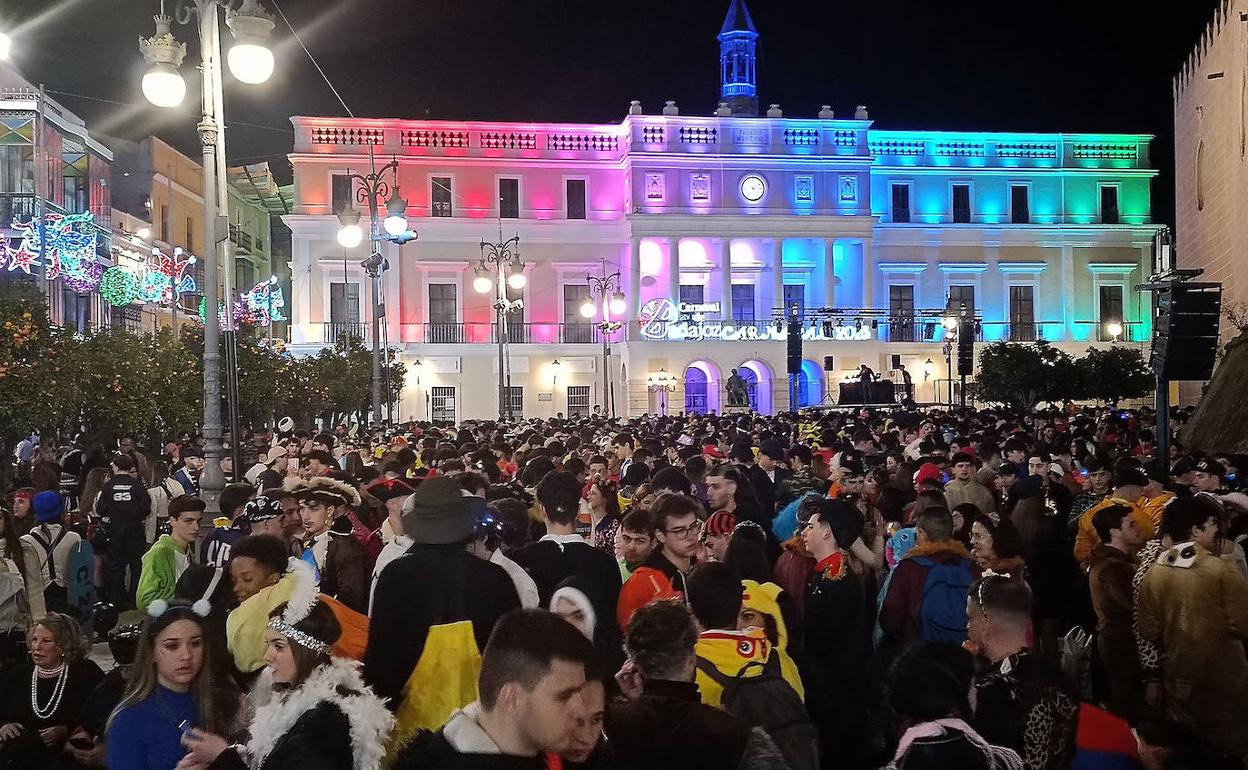 Gente congregada este sábado por la noche en el centro de Badajoz.