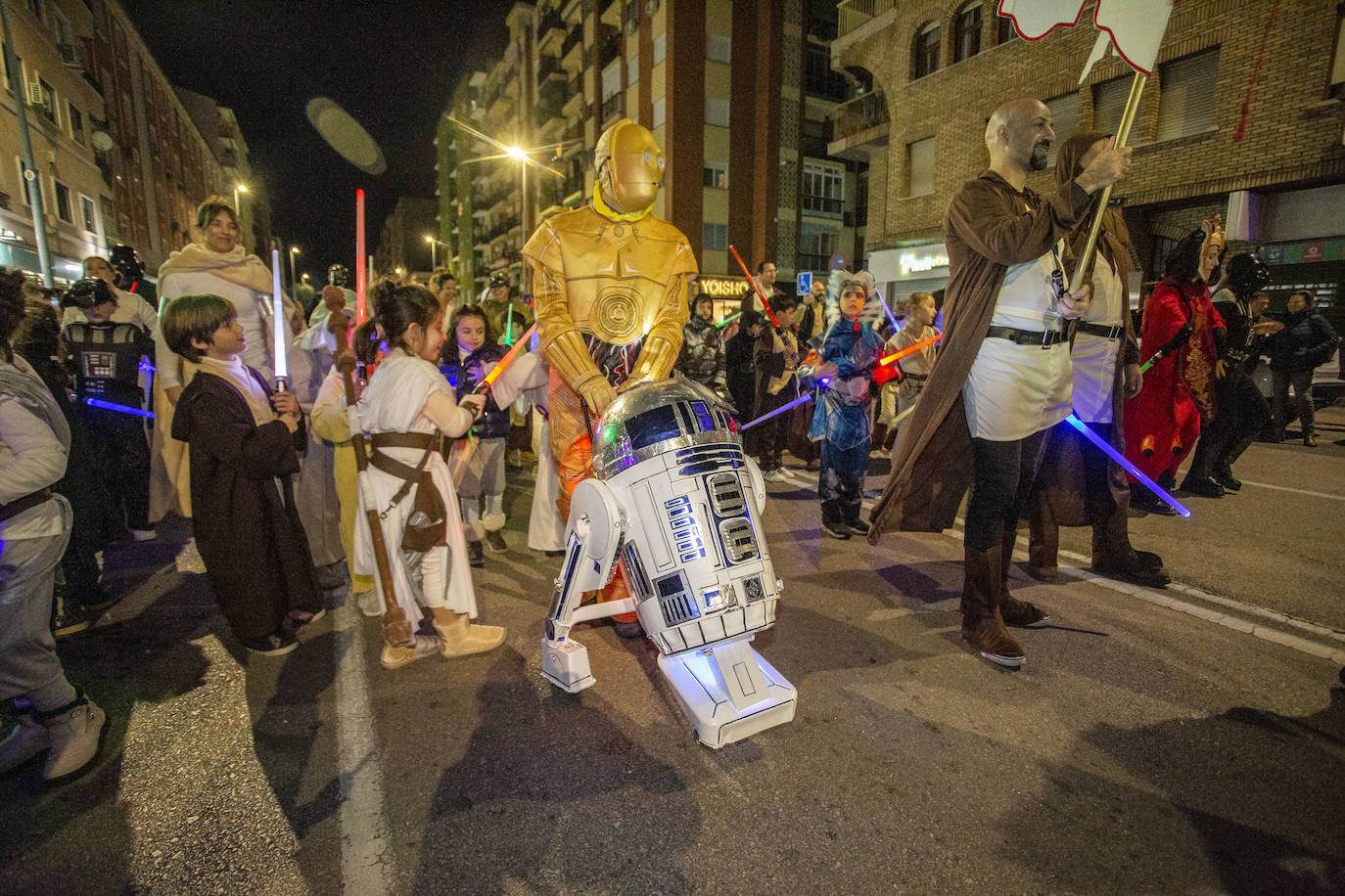 Fotos: Las comparsas hacen vibrar a Cáceres con su desfile