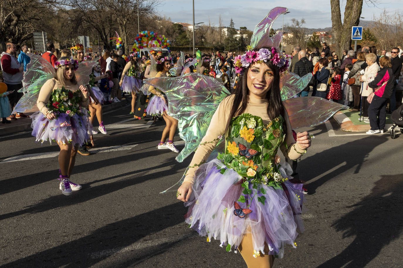 Fotos: Más de 400 personas protagonizan el desfile de Carnval en Plasencia