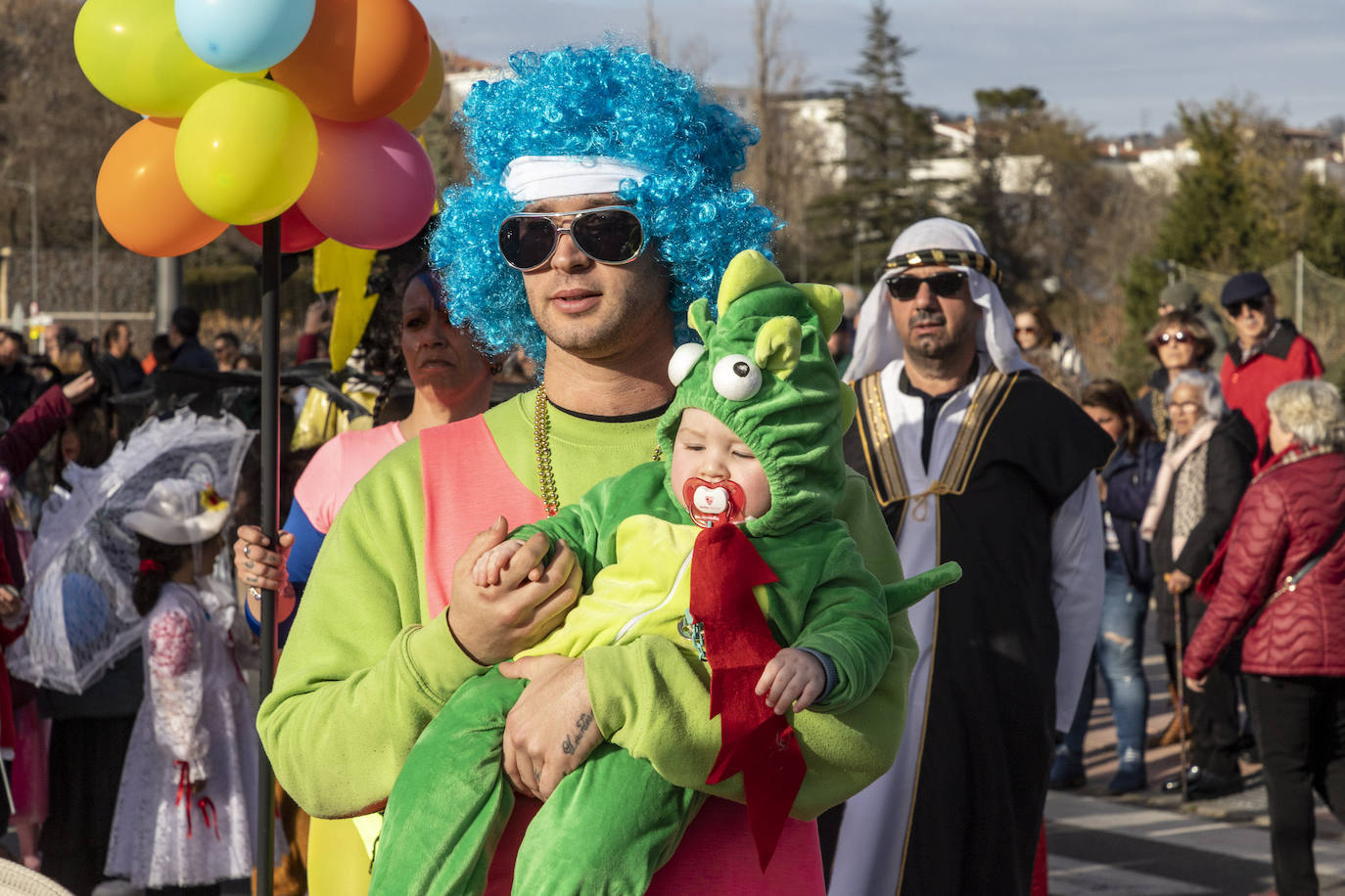 Fotos: Más de 400 personas protagonizan el desfile de Carnval en Plasencia