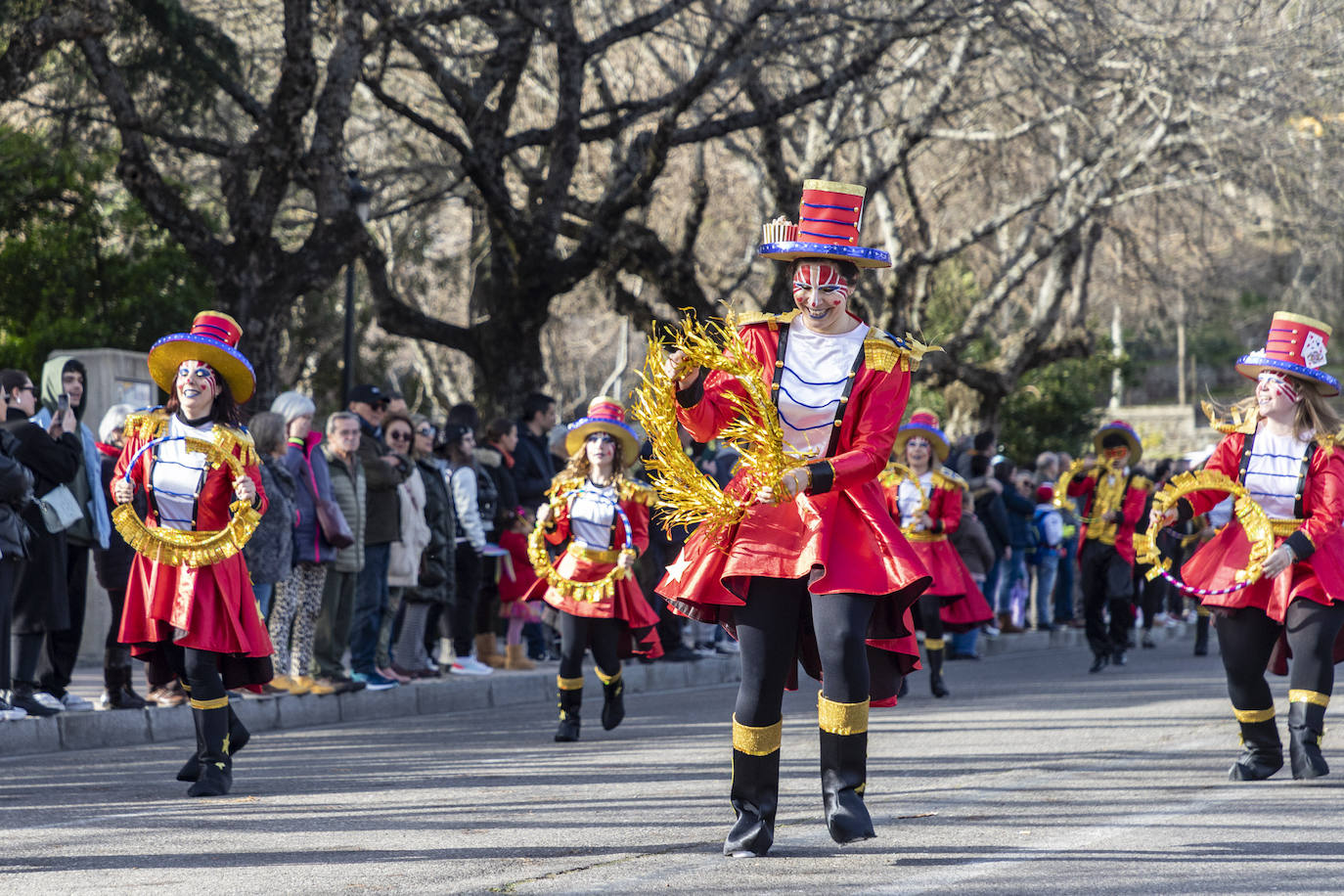 Fotos: Más de 400 personas protagonizan el desfile de Carnval en Plasencia