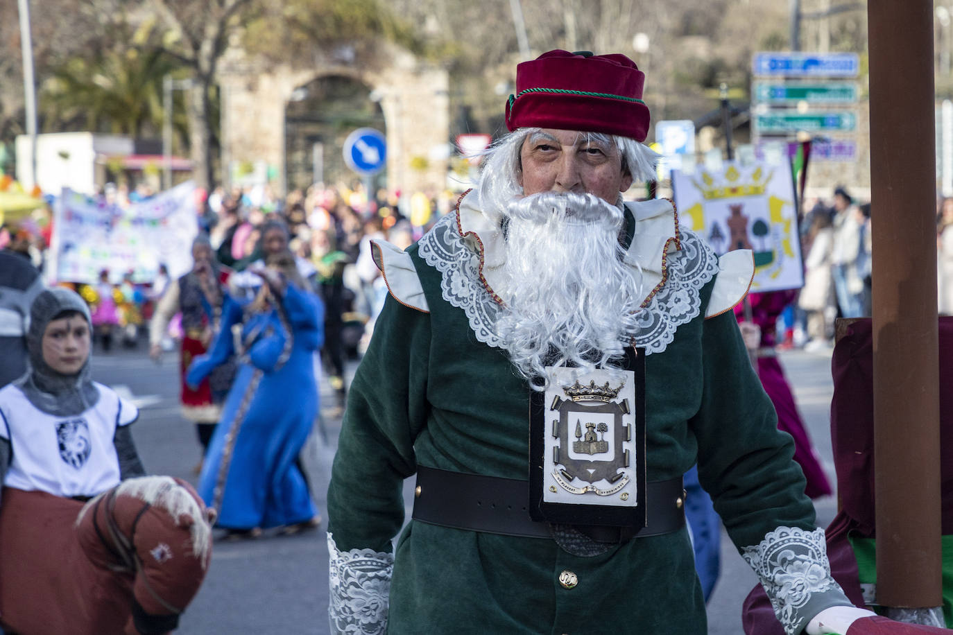 Fotos: Más de 400 personas protagonizan el desfile de Carnval en Plasencia