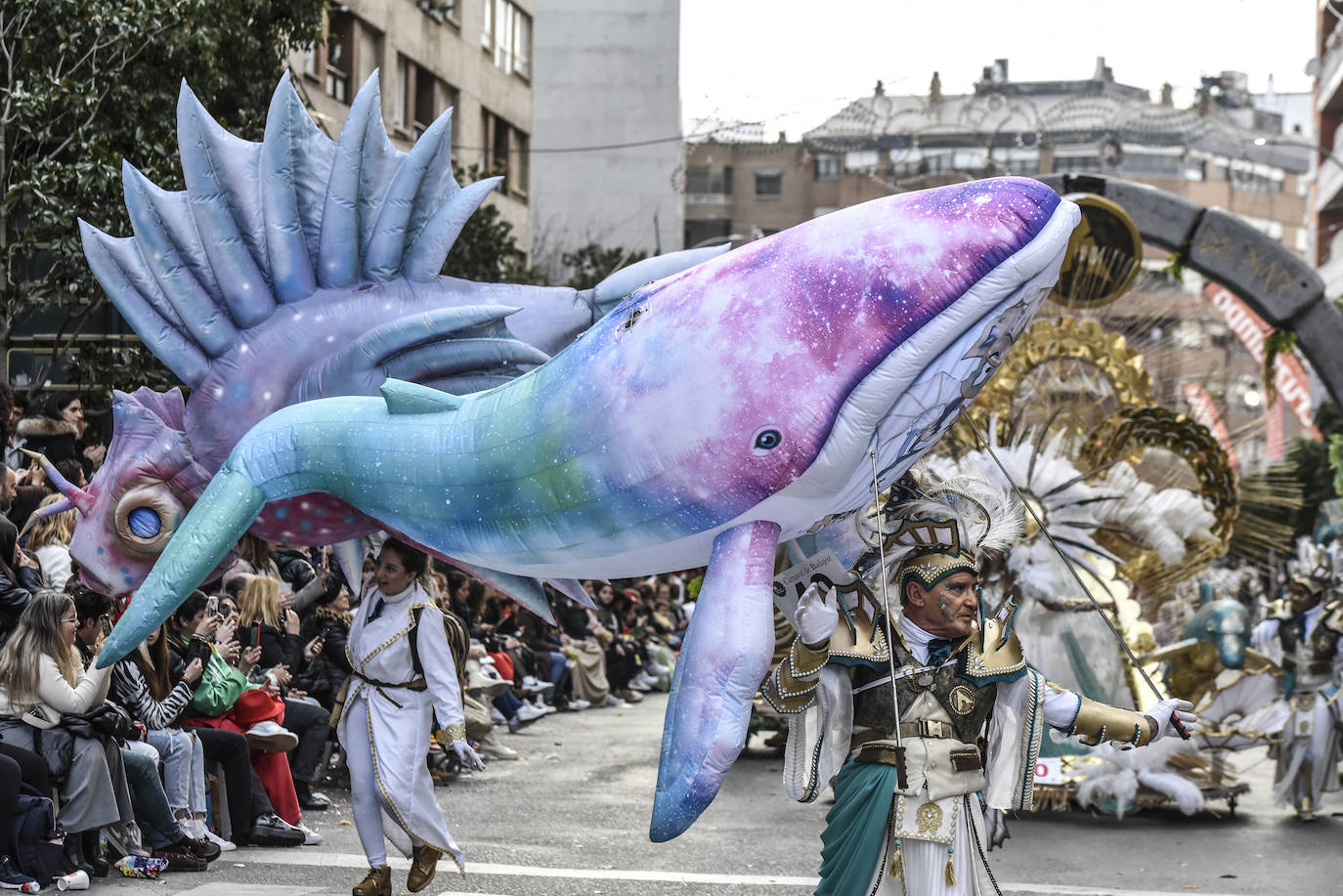 Por su parte Achikitú son los últimos del mar. Desfilaron precedidos de enormes peces y su traje es blanco, con abanicos en forma de aletas. 