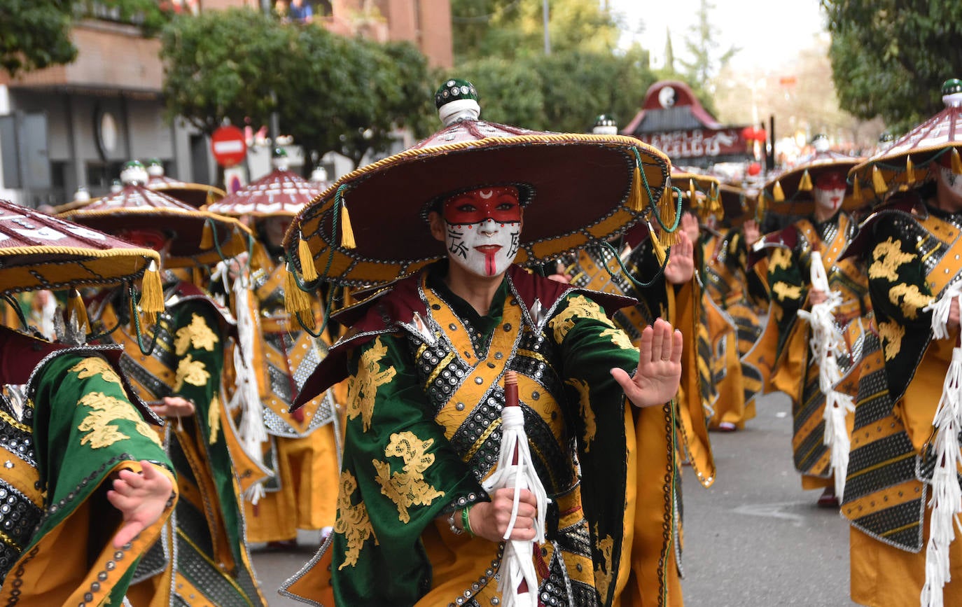 Lancelot viaja este año a China, a sus arrozales. Al igual que su traje de cabaret el año pasado, este también ha gustado mucho. Llama mucho la atención el llamado sombrero del arroz y su maquillaje. En su baile les da mucho juego su bastón con flecos