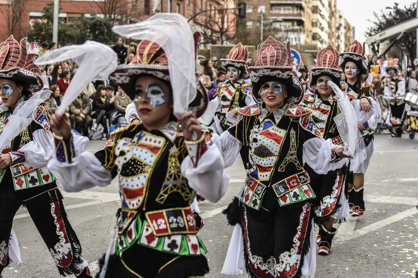 Desde Aceuchal, Aquelarre se metió al público en el bolsillo, entre otras razones, porque repartió monedas de chocolate. Son de su casino de Las Vegas en el que no faltó un juego de cartas gigante, un tapete de juego que salía de una falda y humo de colores para festejar la victoria. 