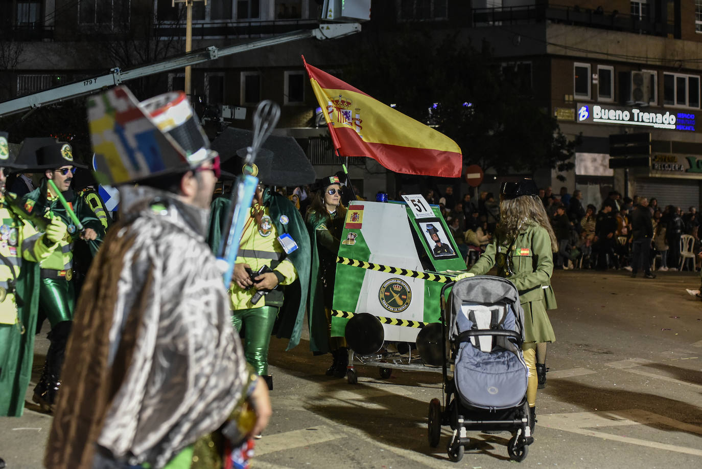 La comparsa humorística Los Superkk como guardias civiles con un tricornio gigante cerraron el cortejo tras ocho horas de desfile