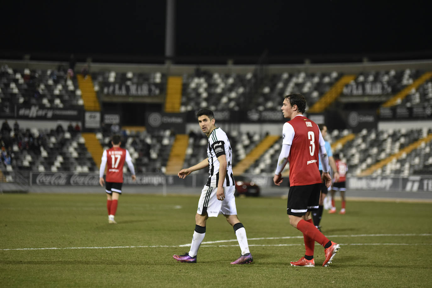 Fotos: Imágenes del partido entre el Badajoz y el Sanse