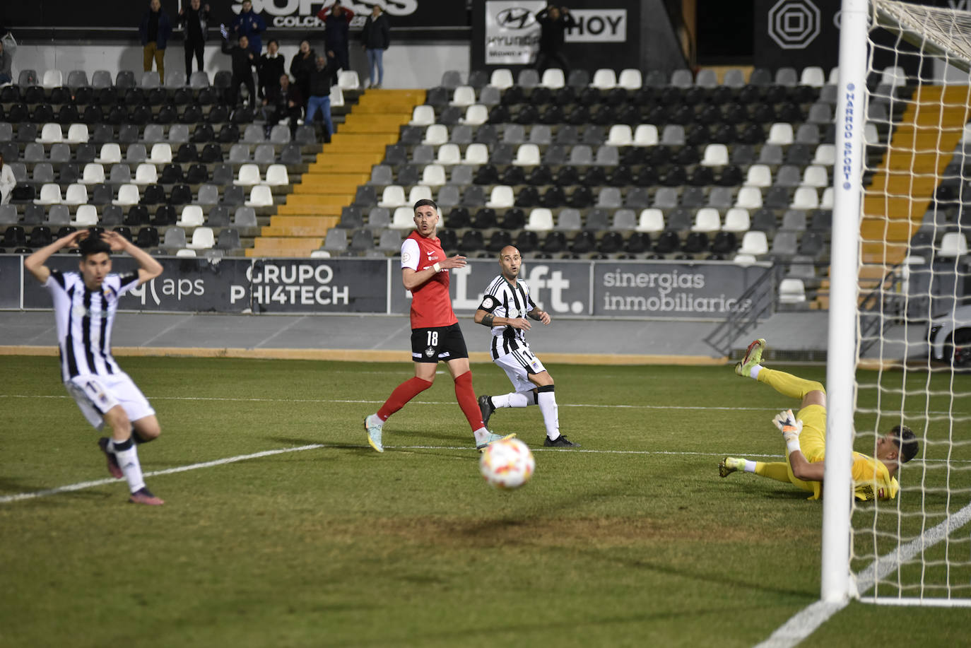 Fotos: Imágenes del partido entre el Badajoz y el Sanse