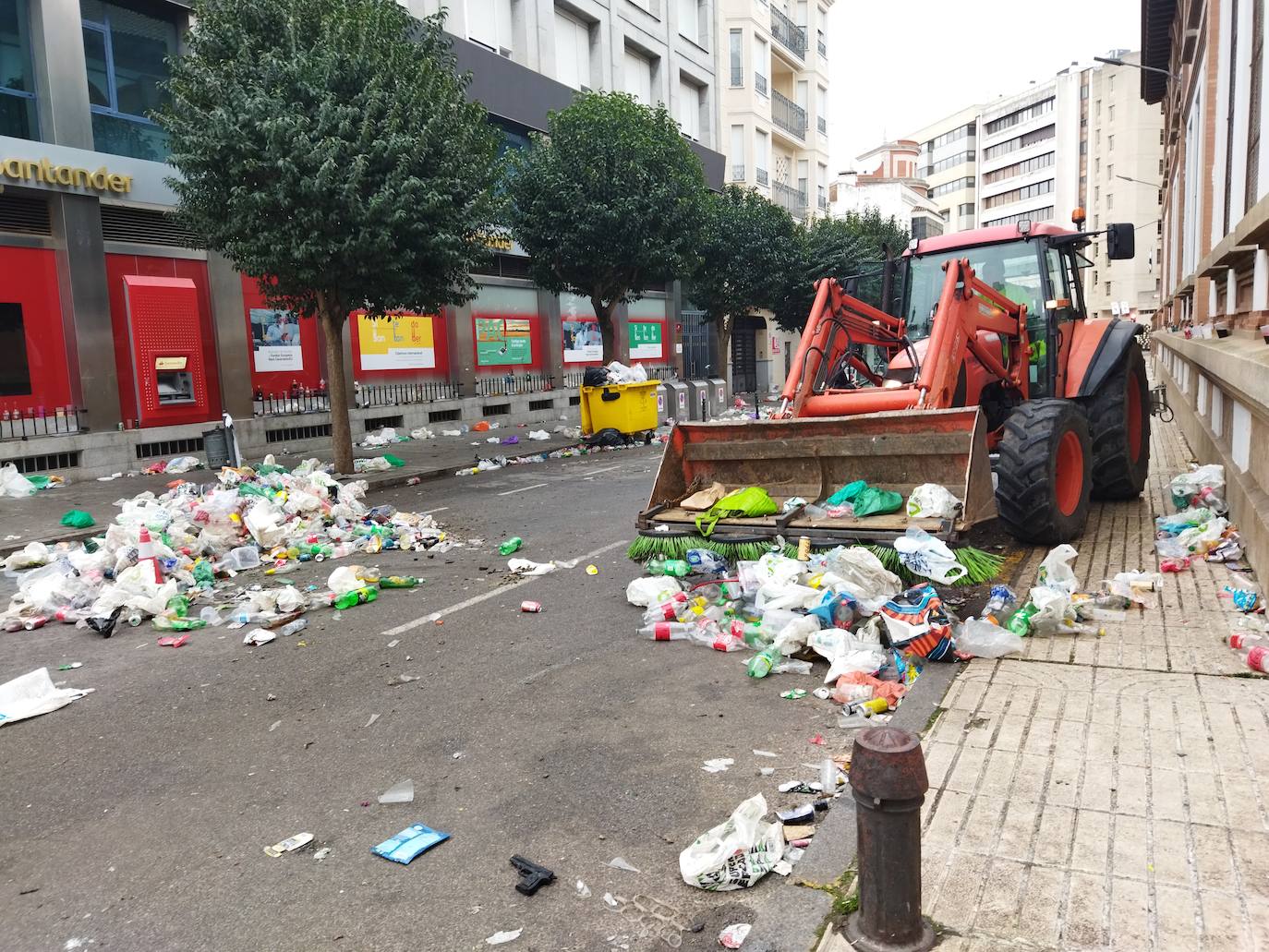 Fotos: La cara B del Carnaval: limpieza de calles tras la fiesta del sábado