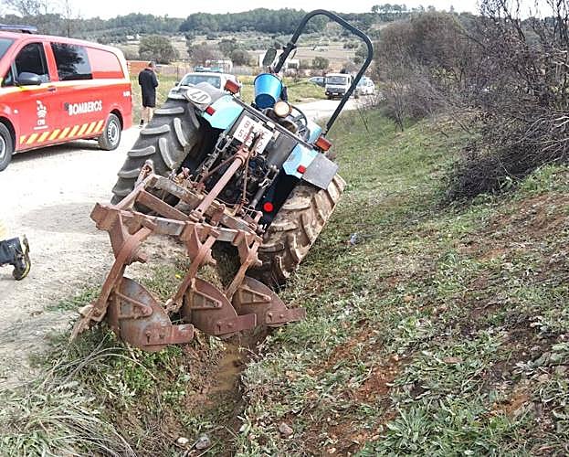 El tractor que ha quedado metido en la pendiente.