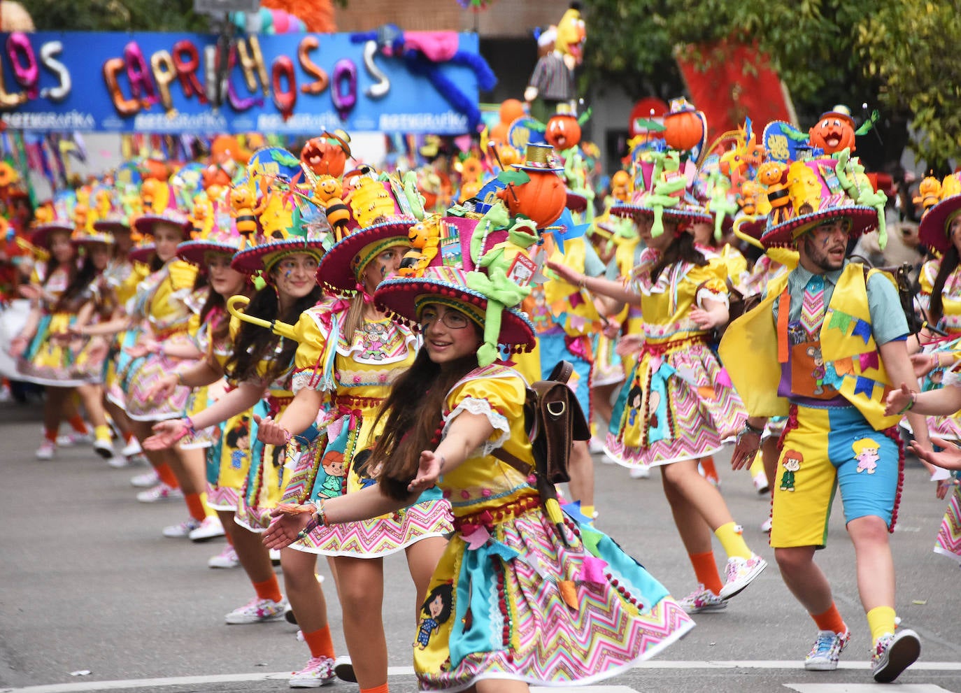 Los Caprichosos de Quintana de la Serena llevan un montaje muy divertido basado en la televisión antigua. El público ha disfrutado escuchan las canciones de su infantil y buscando muchos detalles en su traje como la Abeja Maya, la Ruperta o la Rana Gustavo en su gorro. El público ha cantado con ellos ‘Vamos a la cama que hay que madrugar’ de la familia Telerín.
