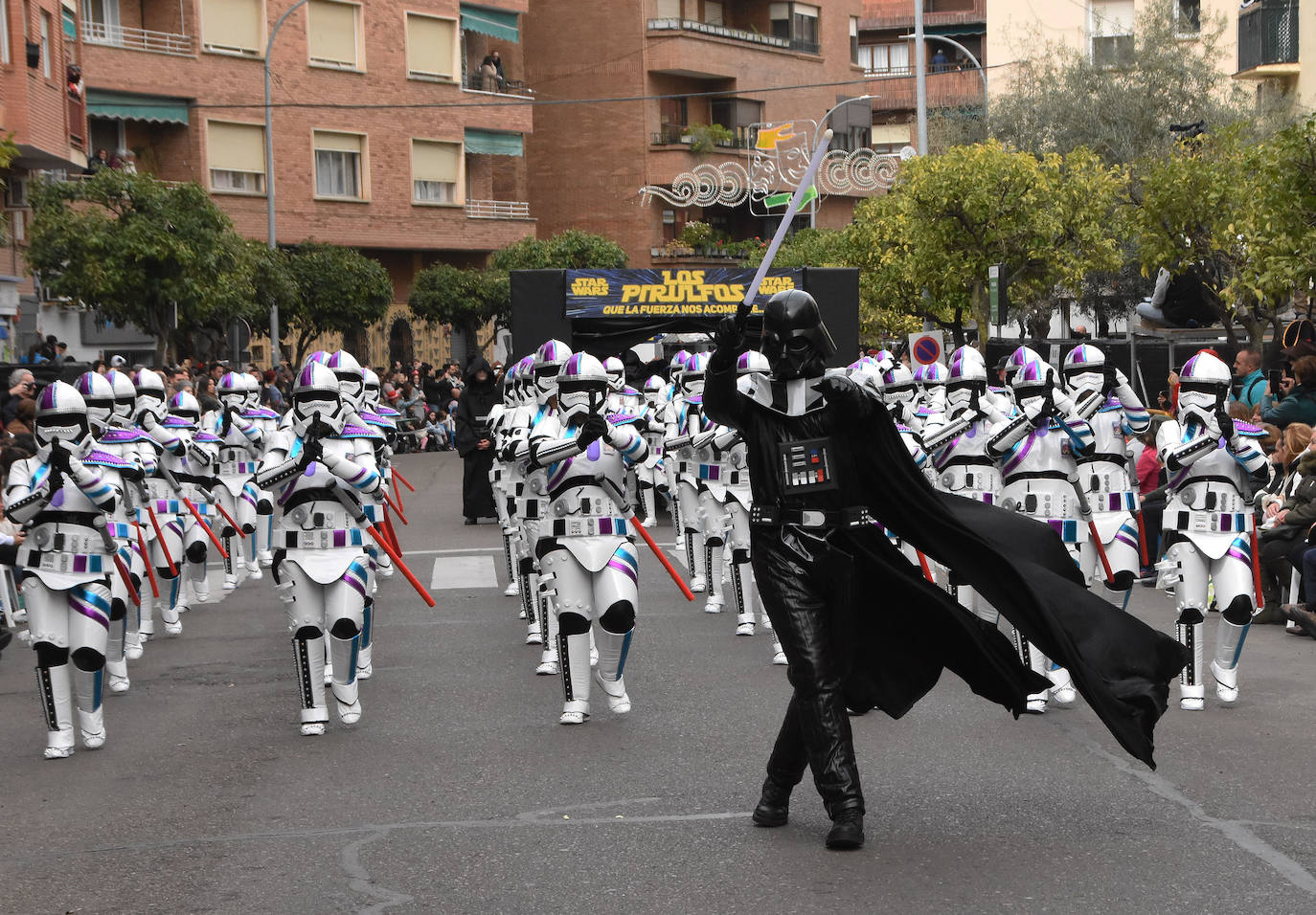 Impresionantes Los Pirulfos de Barbaño, basados en Star Wars. Hicieron desfilar un ejército de soldados de asalto, pero en un momento de su coreografía pasan un túnel y se convierten en jedai. El público aplaudió mucho sus bailes, rapidísimos. 