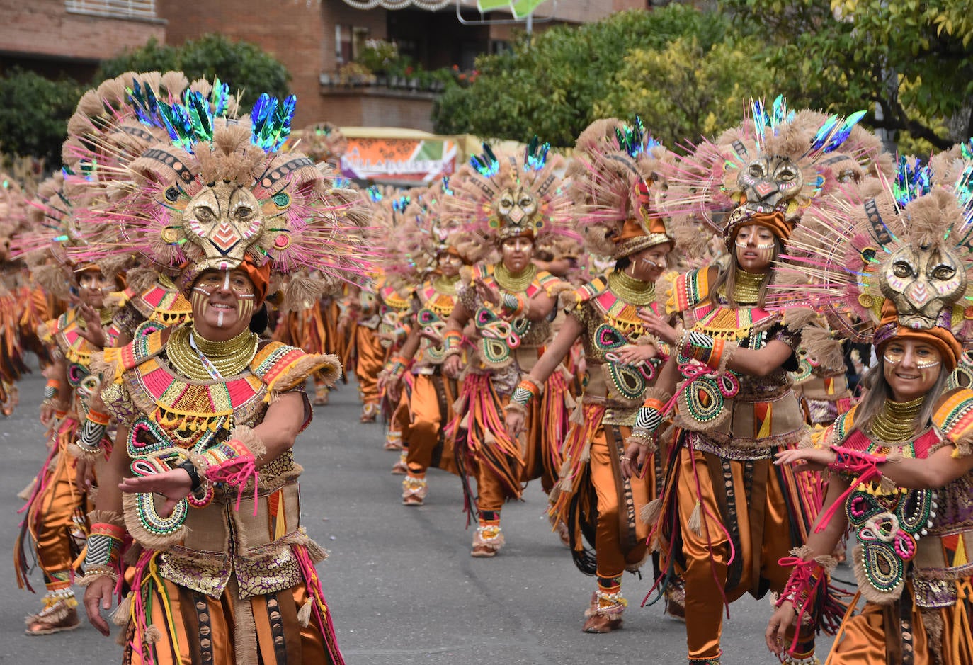 Para el que no pueda desplazarse a Madrid, La Bullanguera trae el musical El Rey León al desfile con un traje en el que destaca un gorro de gran tamaño que representa a Simba, similar al de los personajes de este montaje musical. En la coreografía, además, se colocan caretas para representar a otros personajes. 