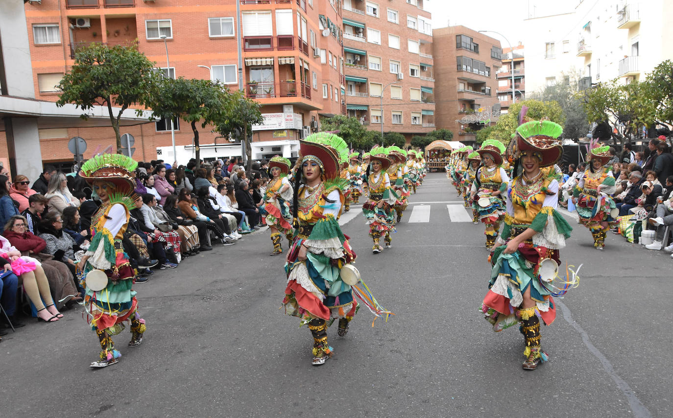 Una pandereta ha servido a La Movida para meterse en su personaje de zíngaros. El traje ha sido muy valorado por el público, es muy elegante. La falda de colores y corpiño combinan mostaza con granates y verdes. Las monedas que cuelgan de sus volantes dan movimiento y sonido al baile. 