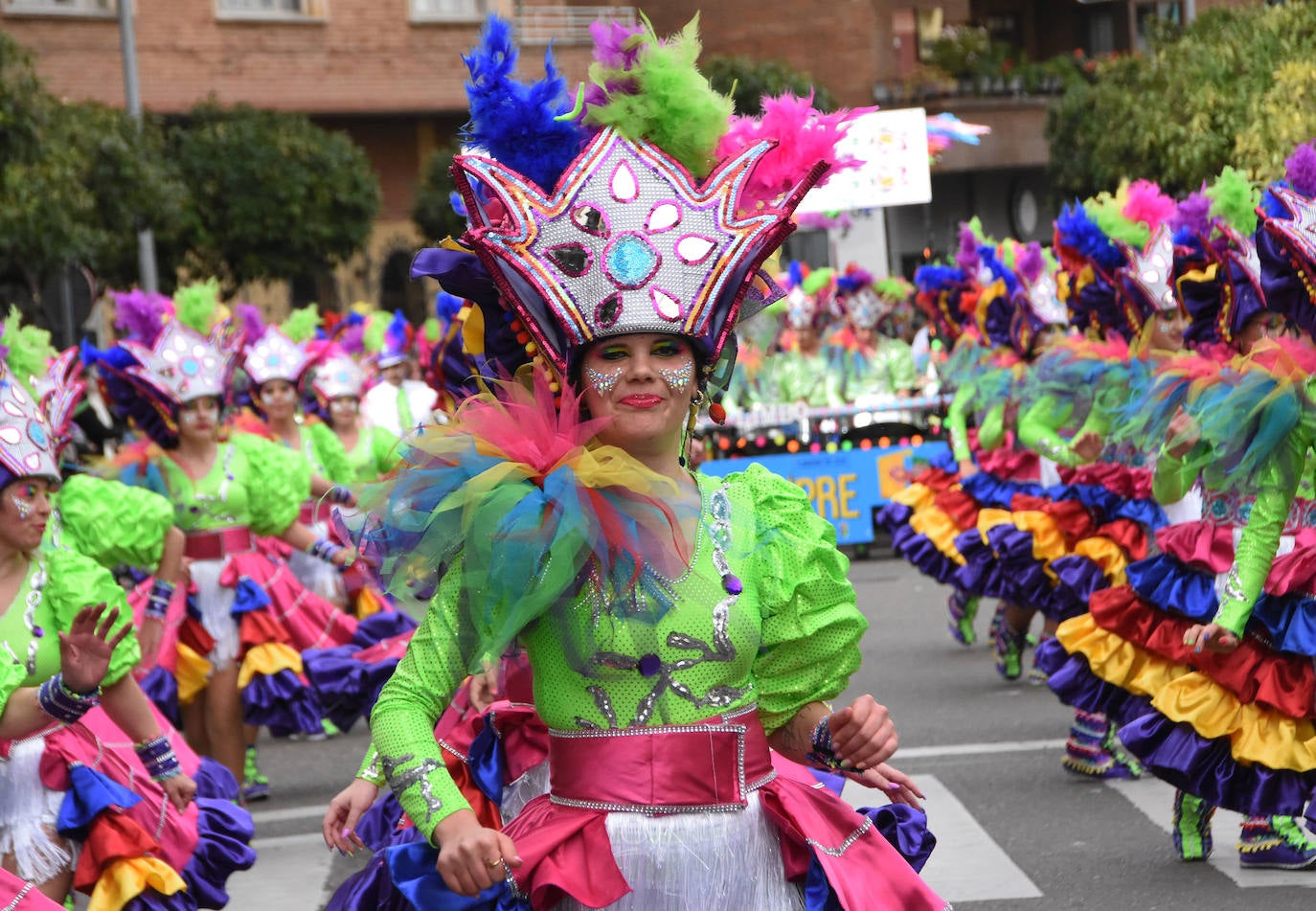 Desde La Garrovilla han llegado Los de siempre con una propuesta latina muy colorida. Se quitan la falta de volantes para bailar y jugar con ella. 