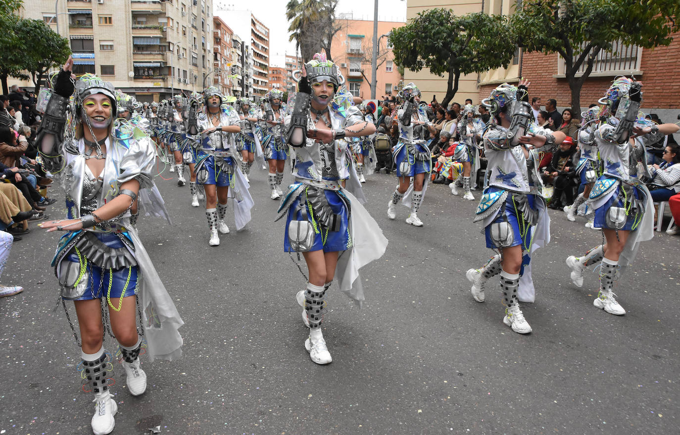 Desde Barcarrota Anuva presenta unos esclavos de la tecnología, un traje futurista lleno de elementos como cables, cadenas o un exoesqueleto.