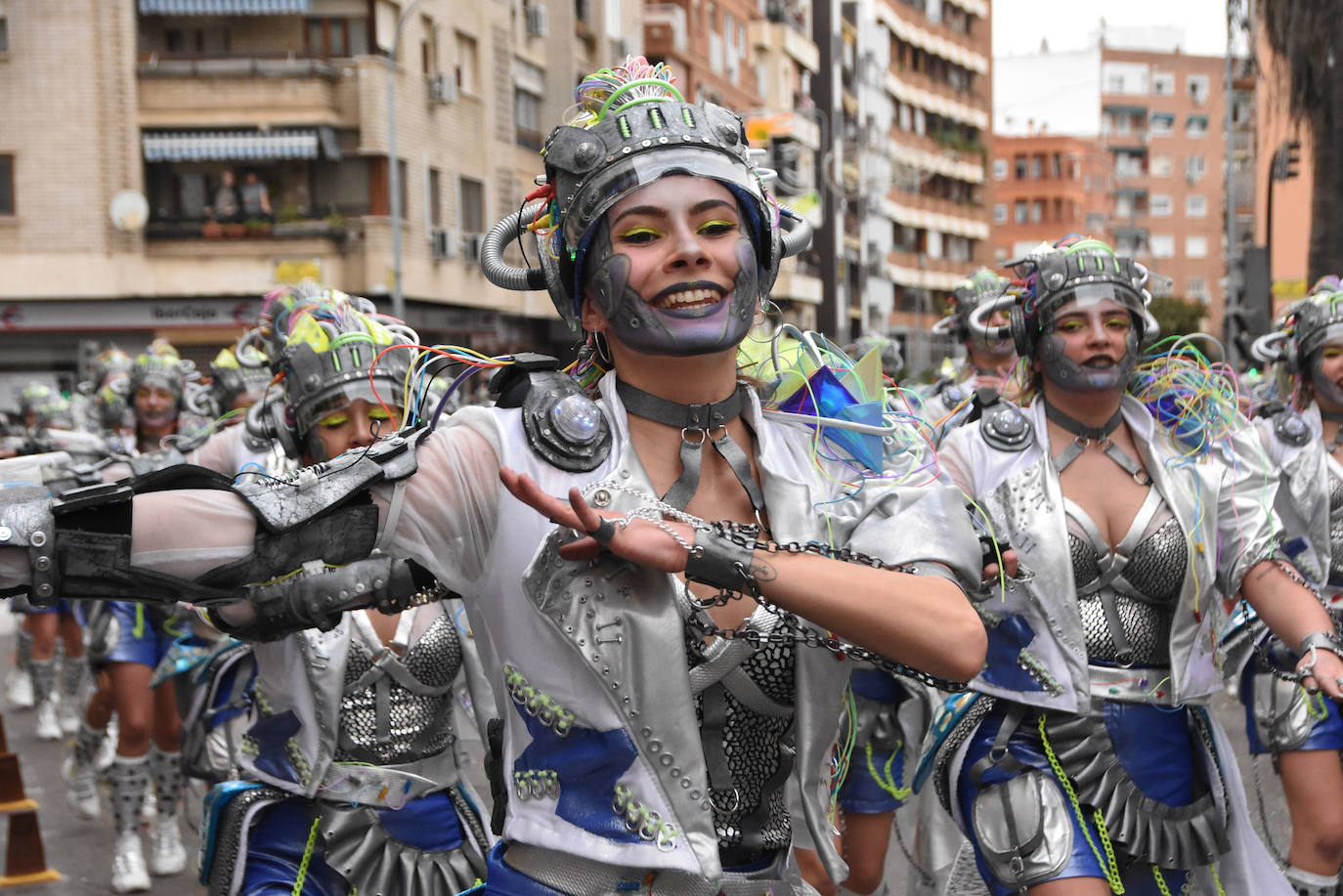 Desde Barcarrota Anuva presenta unos esclavos de la tecnología, un traje futurista lleno de elementos como cables, cadenas o un exoesqueleto.