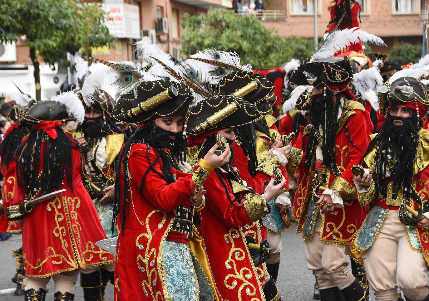 El Barbudo del Mar, el nombre del navío, llegó una tripulación de capitanes que bailan simulando fiestas con ron y duelos a espada. Umsuka tiene mucha energía este año. 