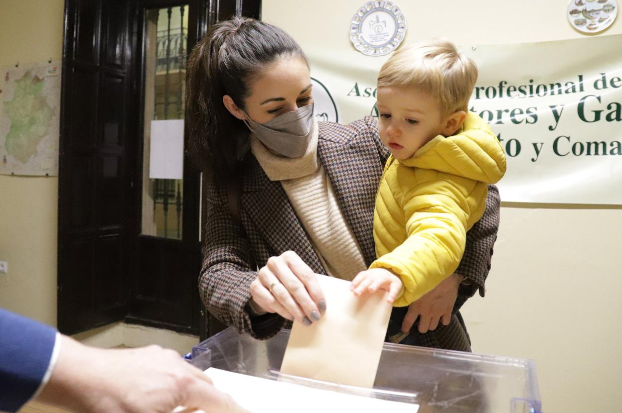 15.199 personasvotaron en Don Benitoy 12.573 lo hicieronen Villanueva. 