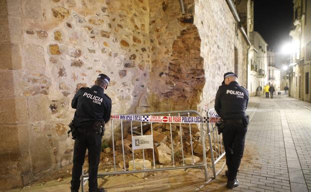 Imagen principal - Un camión impacta contra la ermita de la Soledad de Cáceres y derriba parte de la fachada