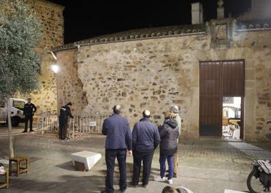 Imagen secundaria 1 - Un camión impacta contra la ermita de la Soledad de Cáceres y derriba parte de la fachada