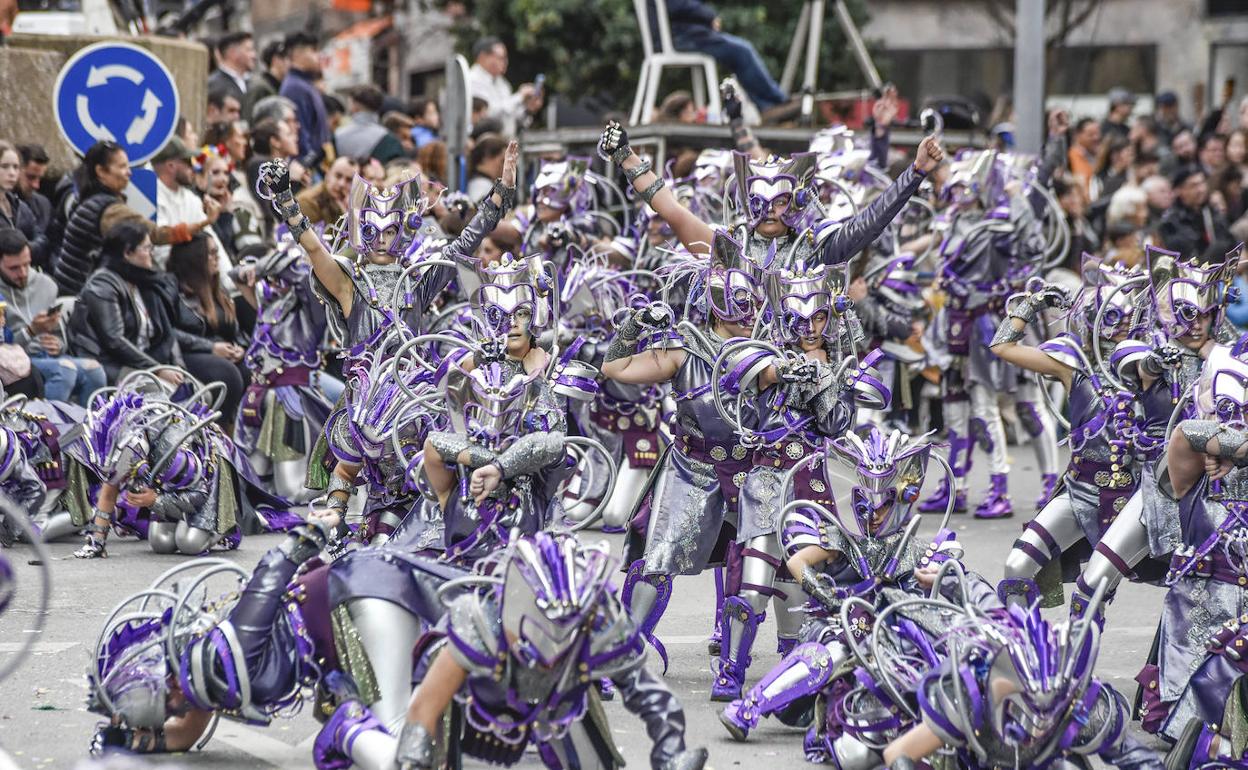 Comparsa Stanmajaras durante el desfile del domingo. 