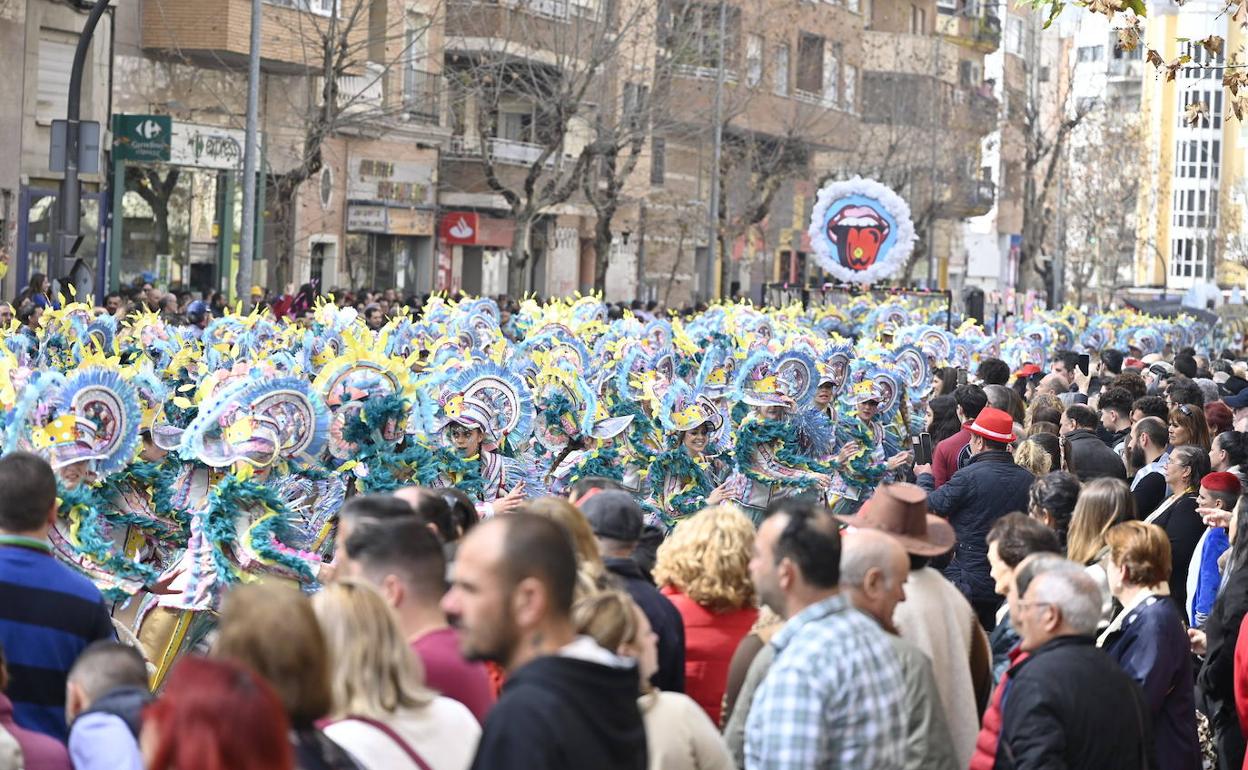 Público disfrutando del desfile de comparsas del Carnaval de Badajoz durante el Entierro de la Sardina en San Roque este martes.