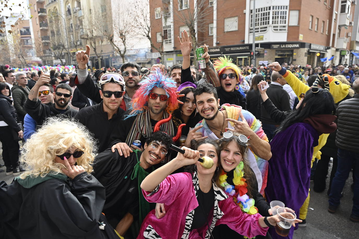 Fotos: Badajoz | San Roque acoge el tradicional Entierro de la Sardina y el desfile de comparsas del martes de Carnaval