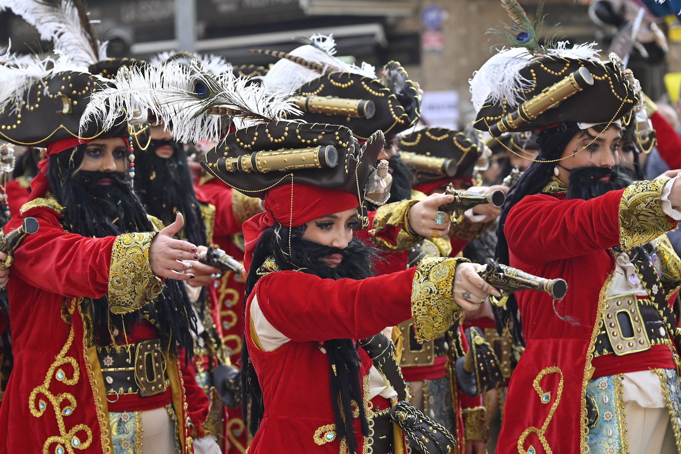 Fotos: Badajoz | San Roque acoge el tradicional Entierro de la Sardina y el desfile de comparsas del martes de Carnaval