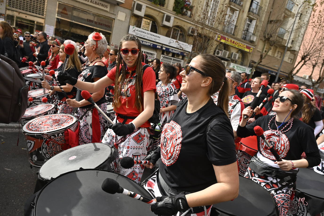 Fotos: Badajoz | San Roque acoge el tradicional Entierro de la Sardina y el desfile de comparsas del martes de Carnaval