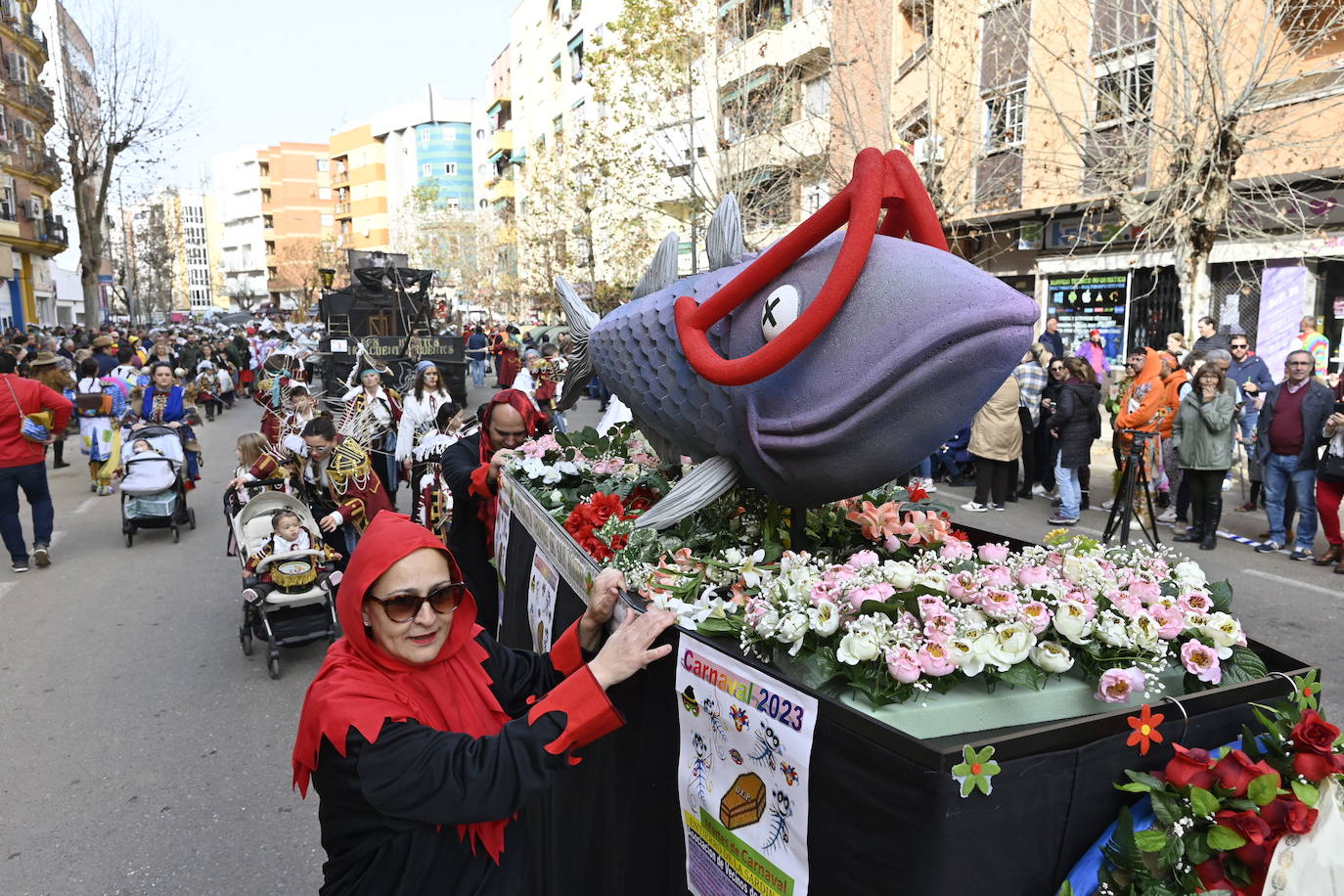 Fotos: Badajoz | San Roque acoge el tradicional Entierro de la Sardina y el desfile de comparsas del martes de Carnaval