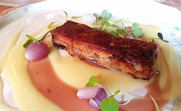 Imagen principal - Cochinillo, helado de pistachos y flan.