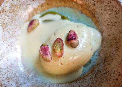 Imagen secundaria 1 - Cochinillo, helado de pistachos y flan.