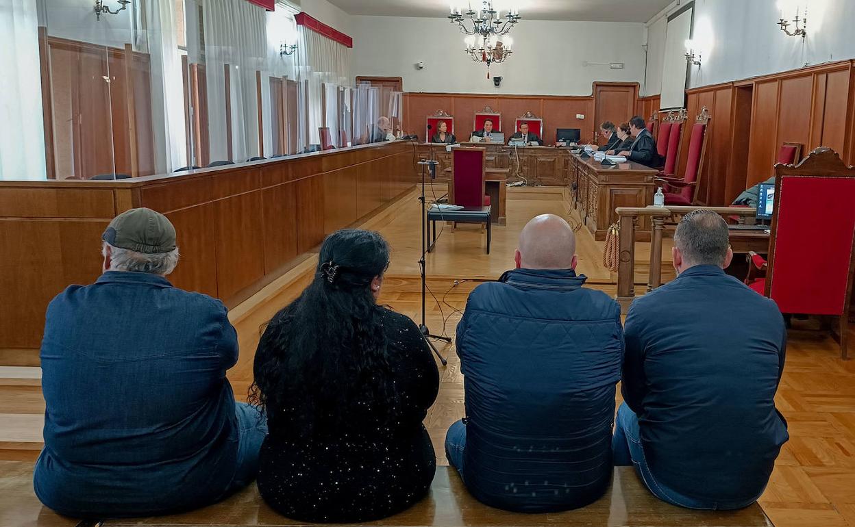 Los cuatro acusados al inicio del juicio que se celebró este miércoles en la Audiencia. 
