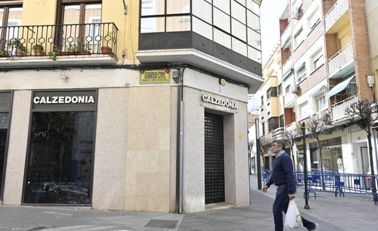Establecimiento de Calzedonia, cerrado y con los escaparates cubiertos.