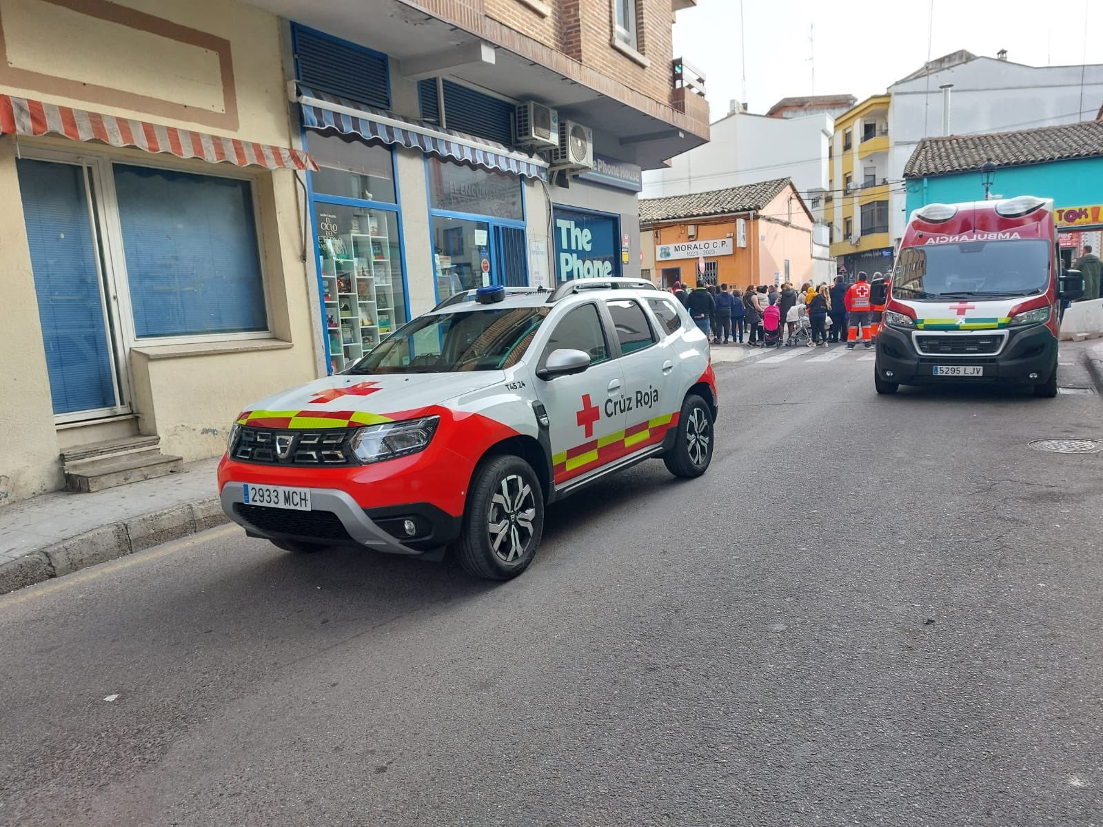 Unidades de Cruz Roja desplegadas este martes en Badajoz.