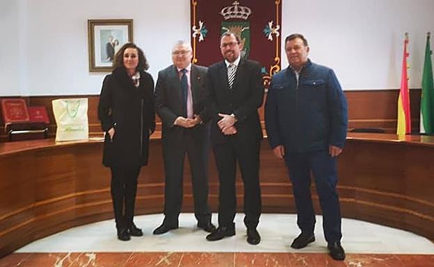 Imagen principal - Raül Blanco Díaz, durante su visita al Ayuntamiento de Alconchel, en diciembre de 2019. 