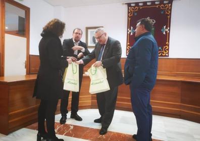 Imagen secundaria 1 - Raül Blanco Díaz, durante su visita al Ayuntamiento de Alconchel, en diciembre de 2019. 