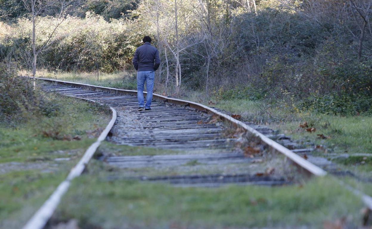 Imagen de archivo de una persona caminando por la antigua vía ferroviaria de la Ruta de la Plata.