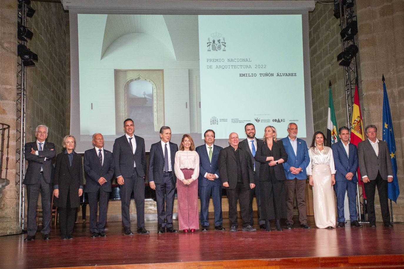 Foto de familia tras la entrega del galardón.