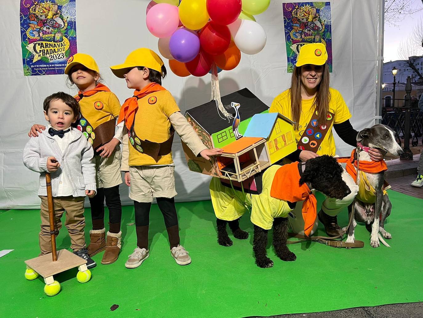 Esta familia disfrazada de la película 'Up' ha ganado el certamen celebrado en el Paseo de San Francisco