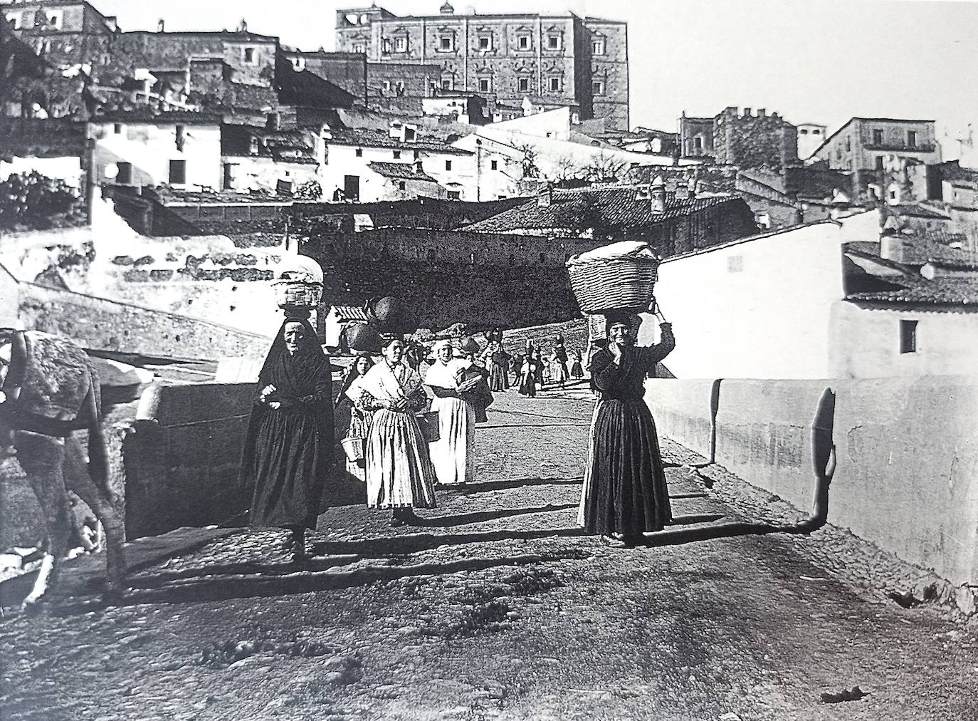 Así era Cáceres cuando en 1881 vinieron a la villa más de 40 periodistas, la mitad de ellos extranjeros. La foto la realizó en 1891 Gustavo Hurtado Muro en Fuente Concejo.