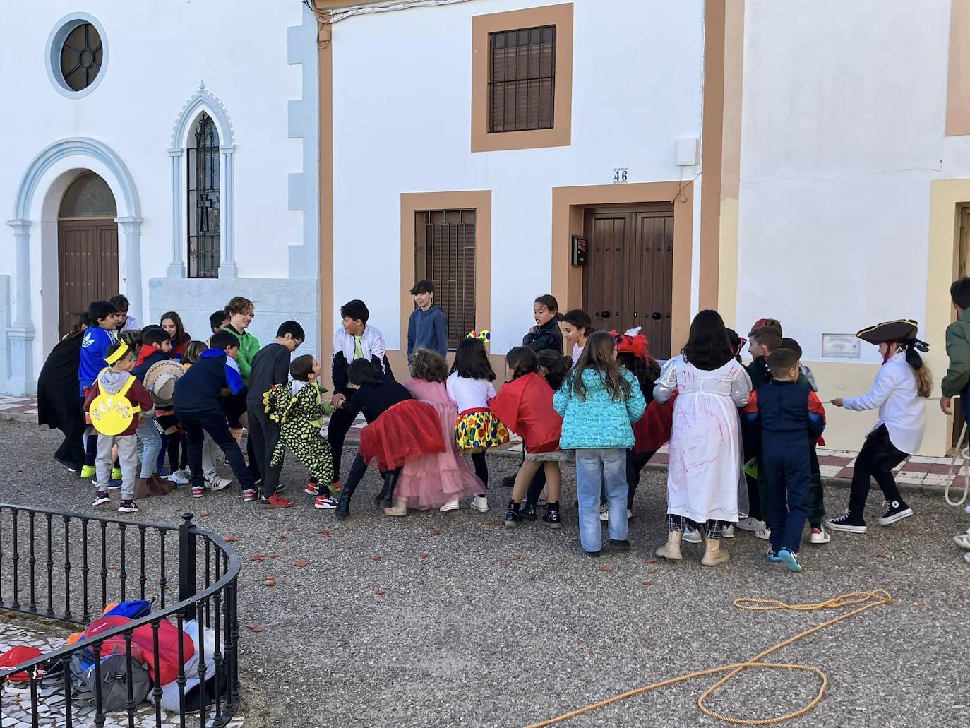 Imagen secundaria 1 - Diferentes momentos y participantes del Juego del Entregá. 