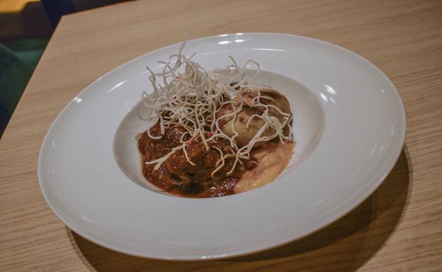 Carrilleras de cerdo ibérico estofadas con puré de calabaza y coco.