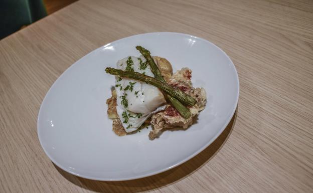 Bacalao con manitas de cerdo deshuesadas y crujientes.