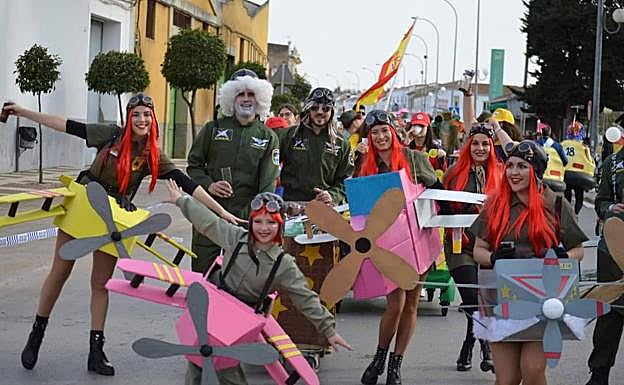 Imagen principal - Algunos de los grupos participantes en el carnaval. 