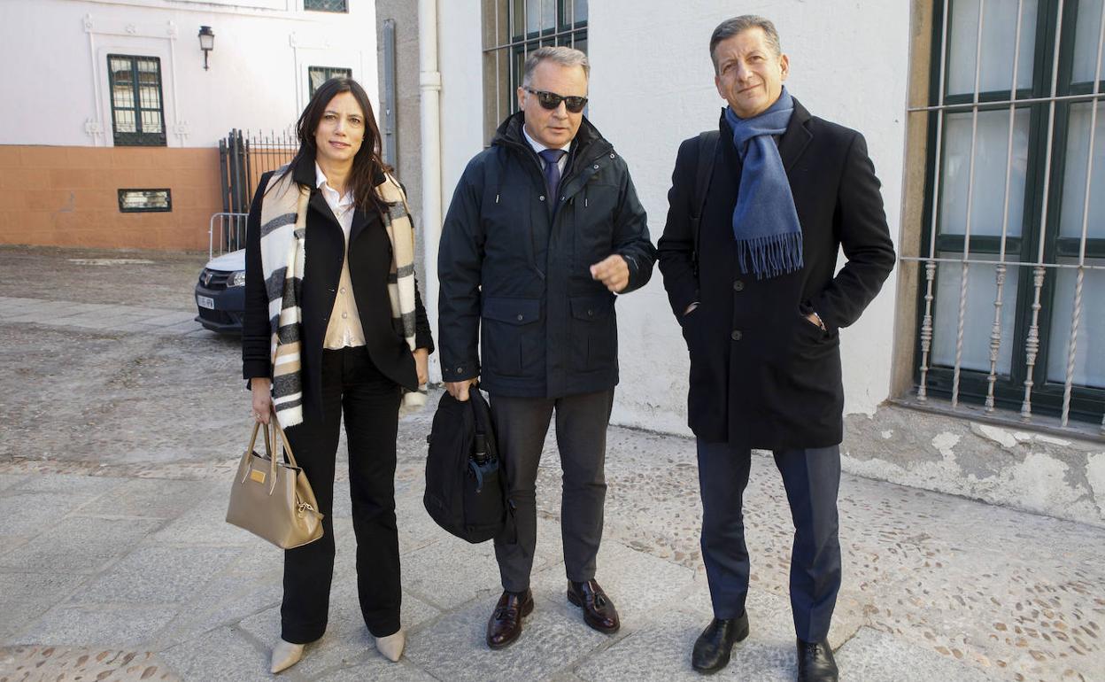 Responsables de Bogaris a la entrada del Ayuntamiento, con el director nacional de expansión, a la derecha. 